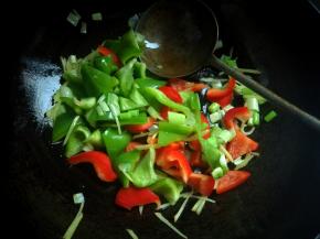 下入青红椒，煸炒两下。