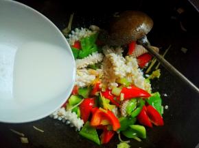 继续煸炒至熟，不需要时间太长，因为鱿鱼是熟的，青红椒很容易成熟。