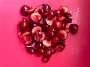 樱桃酒，可以替换成樱桃果汁混合朗姆酒，也可以用朗姆酒和樱桃和糖腌渍后代替，建议选择樱桃酒，和黑樱桃罐头，今天用的是酒渍樱桃的做法：樱桃100克，切大瓣，去核，混合60克糖和80克朗姆酒混合摇匀。