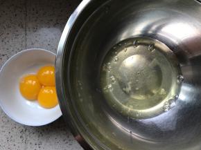 准备可可戚风蛋糕，蛋白蛋黄分开，蛋白盆无水无油。