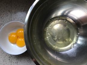 准备可可戚风蛋糕，蛋白蛋黄分开，蛋白盆无水无油。