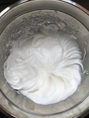 蛋白分3次加糖打至干性泡。