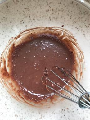 牛奶加热煮开，取40克热牛奶冲泡10克可可粉。搅匀至无渣，可可粉全部溶解。