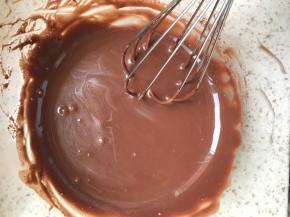 加入40克植物油，用蛋抽搅匀，比较难混合，一定要混合，至比较细腻的糊。