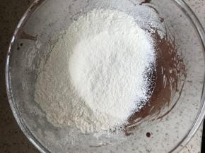 筛入低筋面粉。