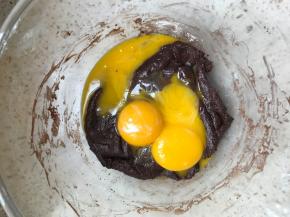 混合均匀后加入蛋黄，然后蛋抽搅拌均匀，注意力度，避免出筋。