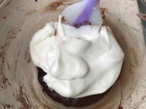 取三分之一加入蛋黄糊中翻拌均匀。