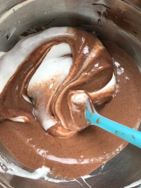 再倒回蛋白盆中，翻拌均匀