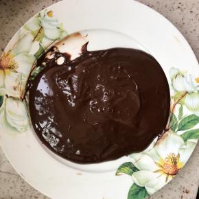 倒入盘子中，凉透，一会儿做巧克力屑。