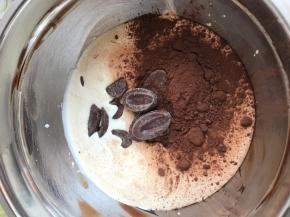 奶油400，巧克力100克，糖60克，可可粉20克隔水小火加热至巧克力溶解即可。