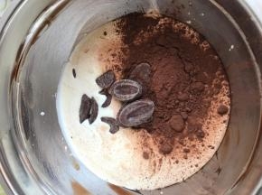 奶油400，巧克力100克，糖60克，可可粉20克隔水小火加热至巧克力溶解即可。