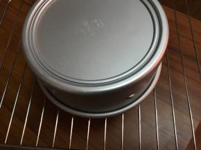 蛋糕烤完倒扣。