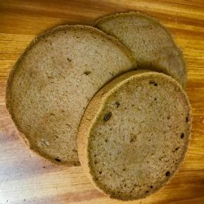 脱模后切片，分成三片。