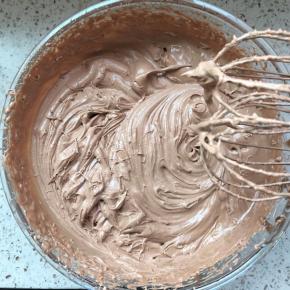 巧克力奶油打发。