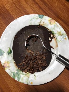 刚才凝固的巧克力，刨一些碎屑