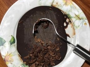 刚才凝固的巧克力，刨一些碎屑