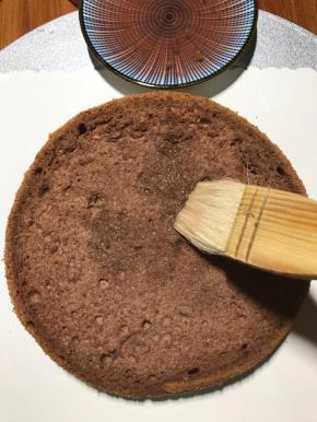 组装：铺一层蛋糕片，上面刷樱桃酒