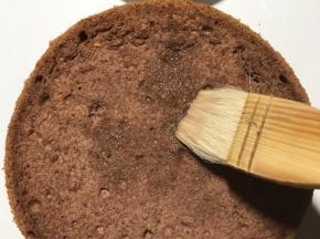 组装：铺一层蛋糕片，上面刷樱桃酒