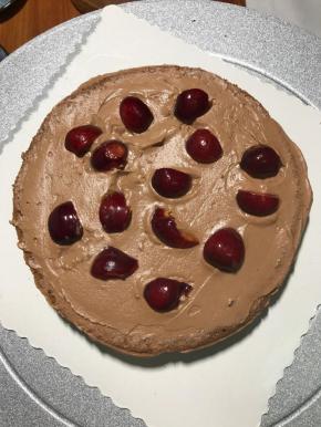 涂抹一层奶油，铺上几颗腌后的樱桃，然后蛋糕片，刷酒，奶油，樱桃……