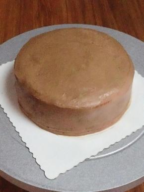 不需要抹太平，因为一会儿要粘巧克力碎。