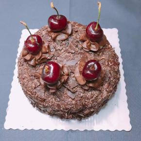 碎屑黏住表面，挤个花，放上一颗樱桃，完成啦。