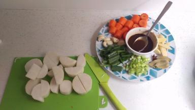 萝卜切块，葱头切小粒，葱尾切长段，大蒜拍扁，生姜切片，把全部的酱料放在一起。