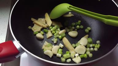 热油后放入葱(葱头)+生姜(切片)+大蒜(整个)炒下出香味道。