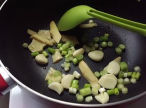 热油后放入葱(葱头)+生姜(切片)+大蒜(整个)炒下出香味道。