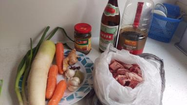 把牛腩切块，中等大小，要带点肥肉，不要全瘦，不然煮出来太干。