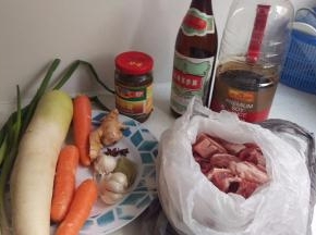 把牛腩切块，中等大小，要带点肥肉，不要全瘦，不然煮出来太干。