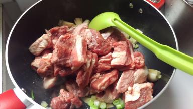 加入牛腩一起炒，炒均匀。