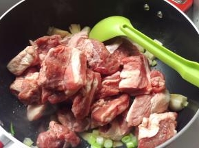 加入牛腩一起炒，炒均匀。