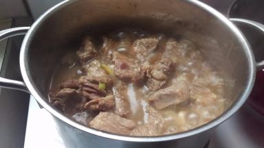 再倒入热水(不可以冷水)，加入八角香叶，水盖过牛腩就可以了。中小火炖2个小时。