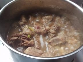 再倒入热水(不可以冷水)，加入八角香叶，水盖过牛腩就可以了。中小火炖2个小时。