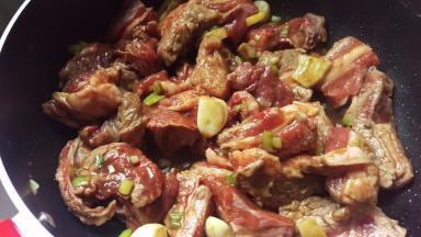 炒一下加入酱料，搅拌均匀后倒入大锅中。