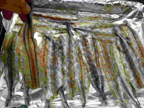 马步鱼用清水洗净后，摆放在铺上锡纸的烤盘中