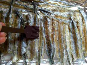 用刷子刷一层油在鱼的表面