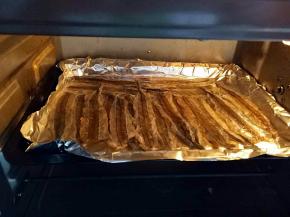 把装鱼的烤盘放在烤箱中层，250度上下火烤10分钟即可