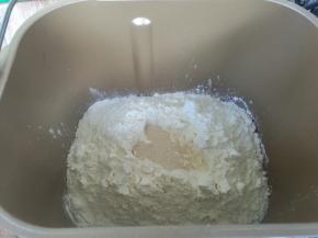 按照鸡蛋、牛奶、盐、糖（盐和糖对角放）、奶粉、高筋面粉、的顺序放入面包桶（这里用到的是东菱1352a—3c）。（没有面包机的亲可以手揉，这款面包不需要手套膜）。