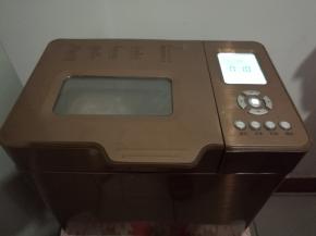 和面结束，静置5分钟，加入黄油，再次启动和面程序，时间设置15分钟。