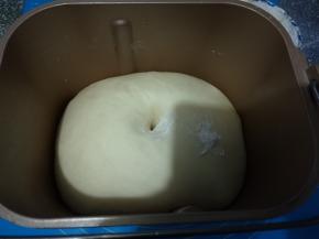 面团发酵到两倍大，用手指沾干面粉戳个洞不回缩不塌陷发酵完成，取出。