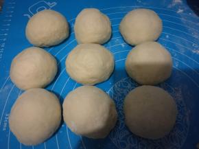 均分成66克左右的9个小面团，盖保鲜膜松弛8分钟。