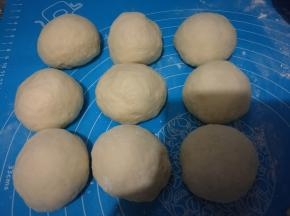 均分成66克左右的9个小面团，盖保鲜膜松弛8分钟。