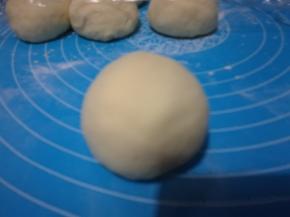 翻过来，揉圆，像馒头一样。