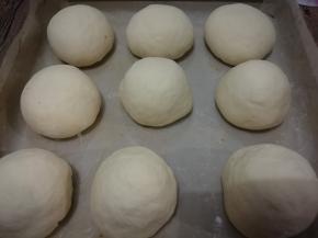 面包坯发酵到2——2.5倍大，取出，烤箱上下火预热185度10分钟。