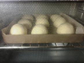 放入烤箱，进行二发。旁边放一碗热水，增加湿度。