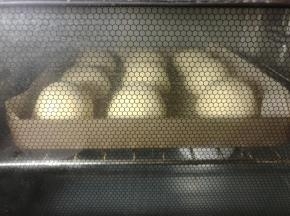 放入烤箱，进行二发。旁边放一碗热水，增加湿度。