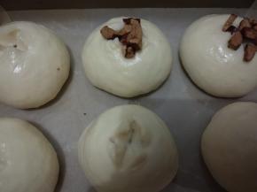 刷蛋液，用剪刀剪个小口，撒上切碎的红枣碎。