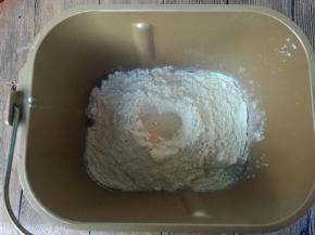 面包机取下面包桶，放在电子秤上，清零。所有材料放入面包机。