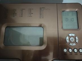 启动面包机和面程序10分钟。